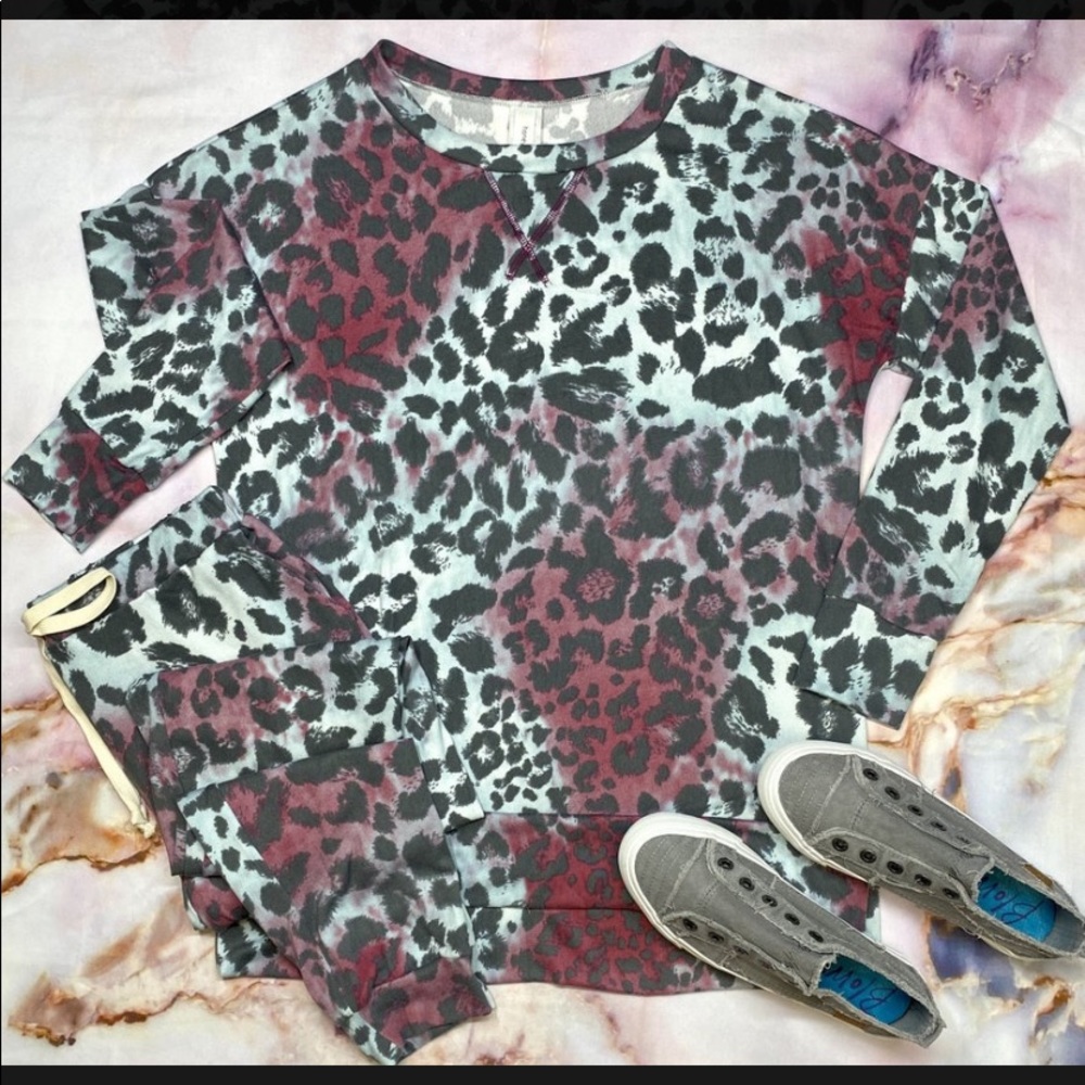 Honey Me weekender sweat shirt.   3x